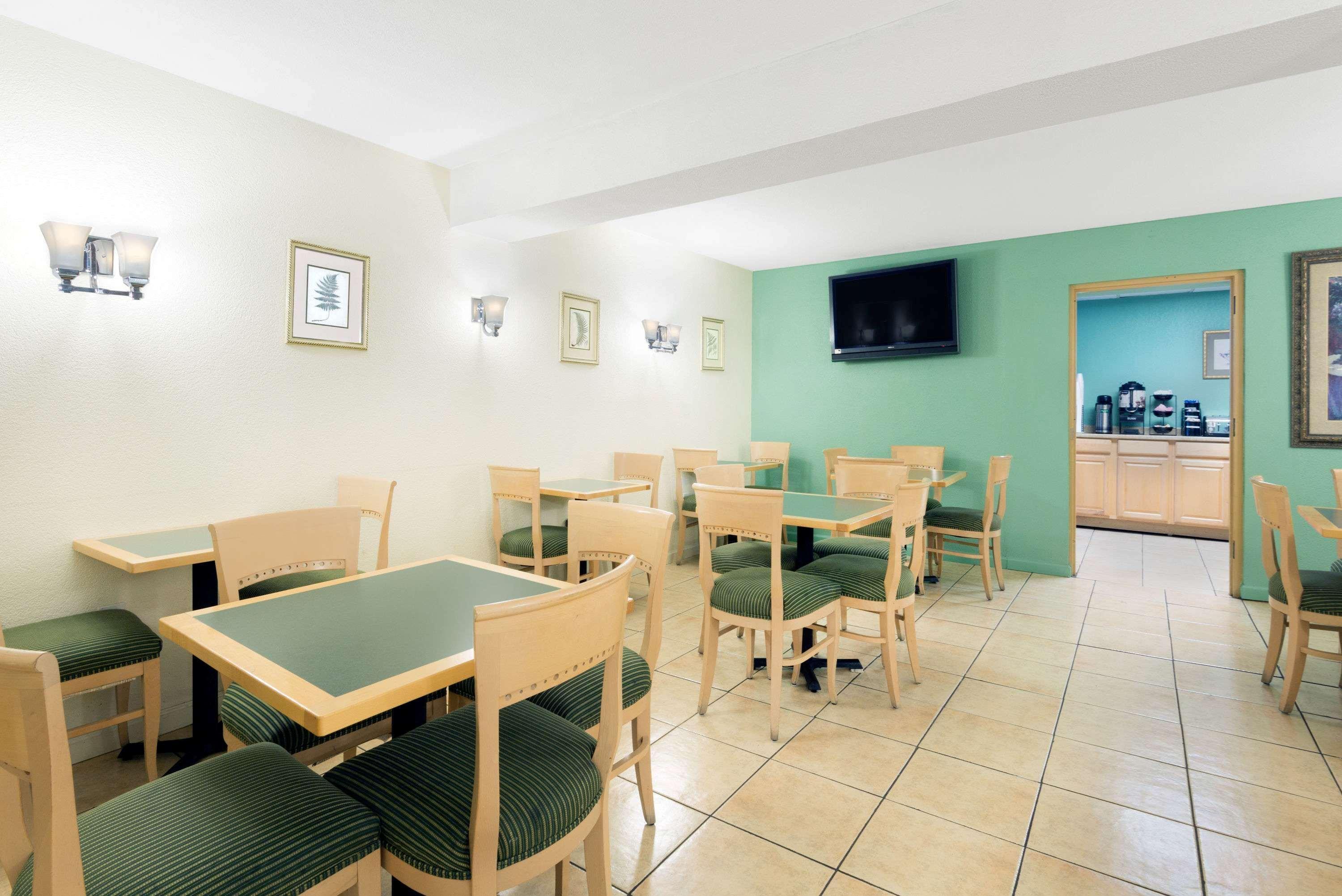 Motel Ramada By Wyndham Harrisonburg Esterno foto