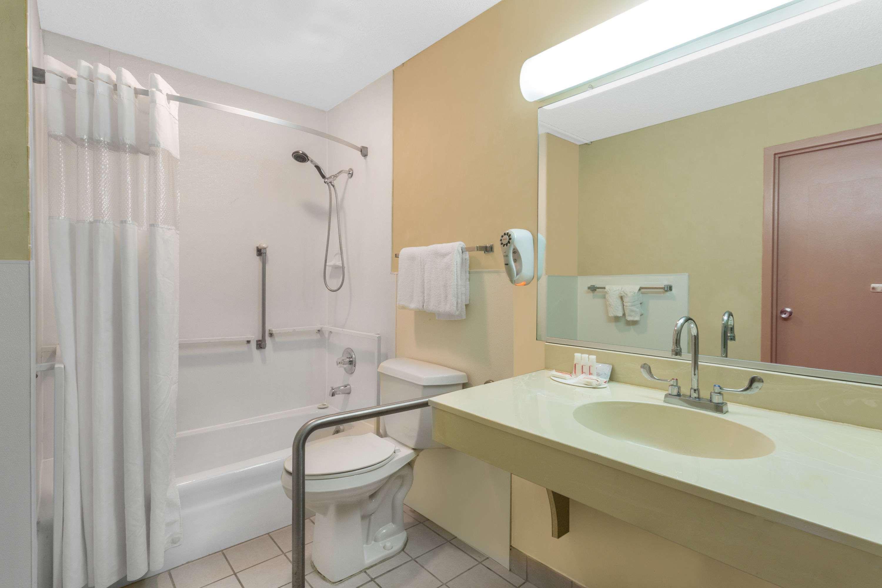 Motel Ramada By Wyndham Harrisonburg Esterno foto