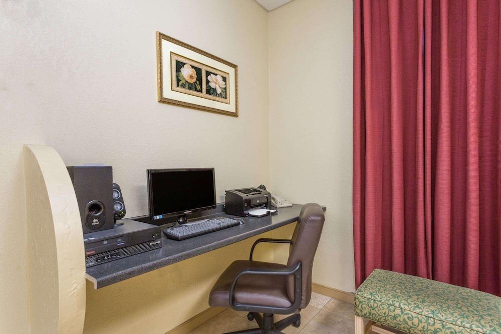 Motel Ramada By Wyndham Harrisonburg Esterno foto