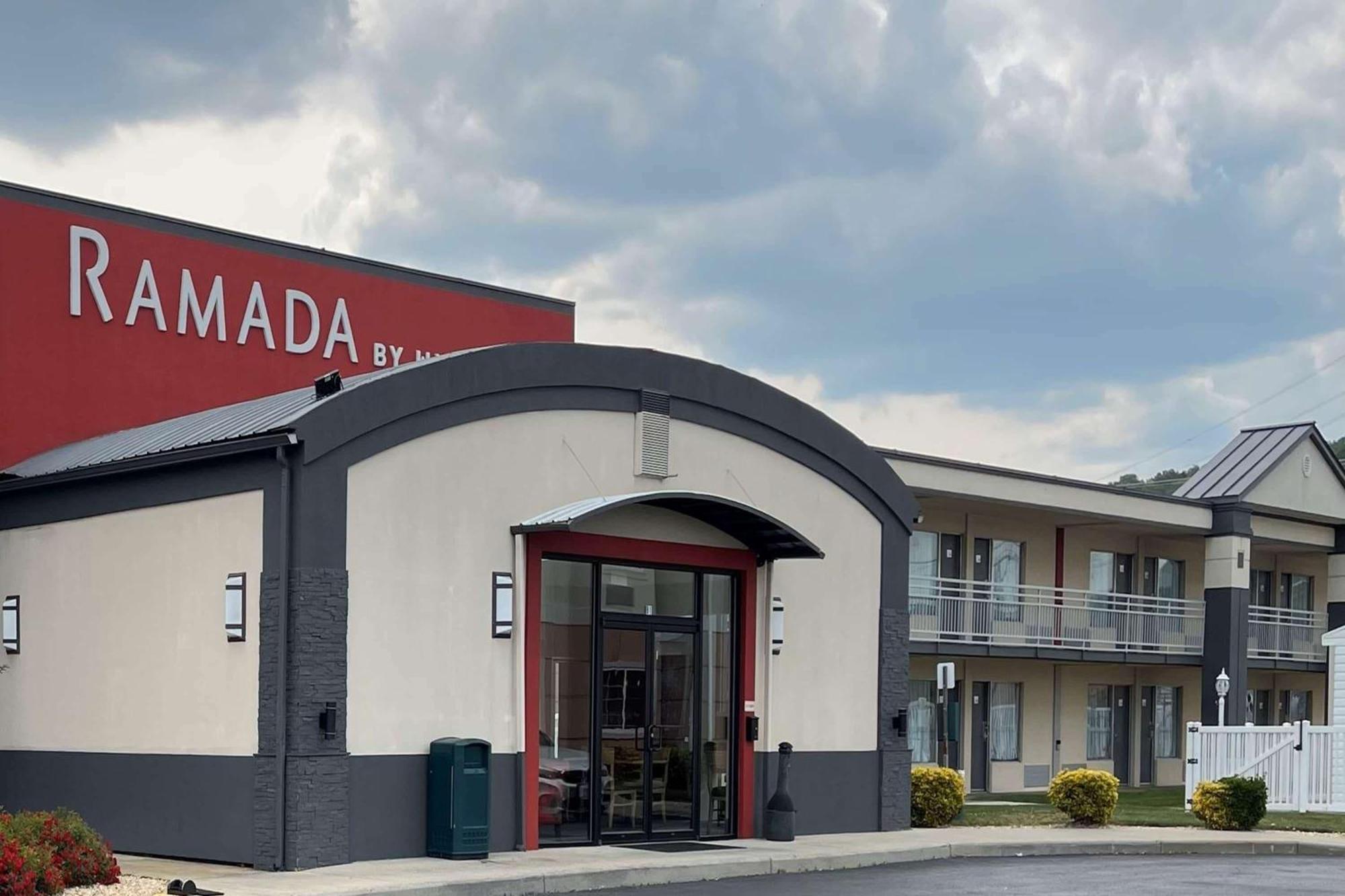 Motel Ramada By Wyndham Harrisonburg Esterno foto