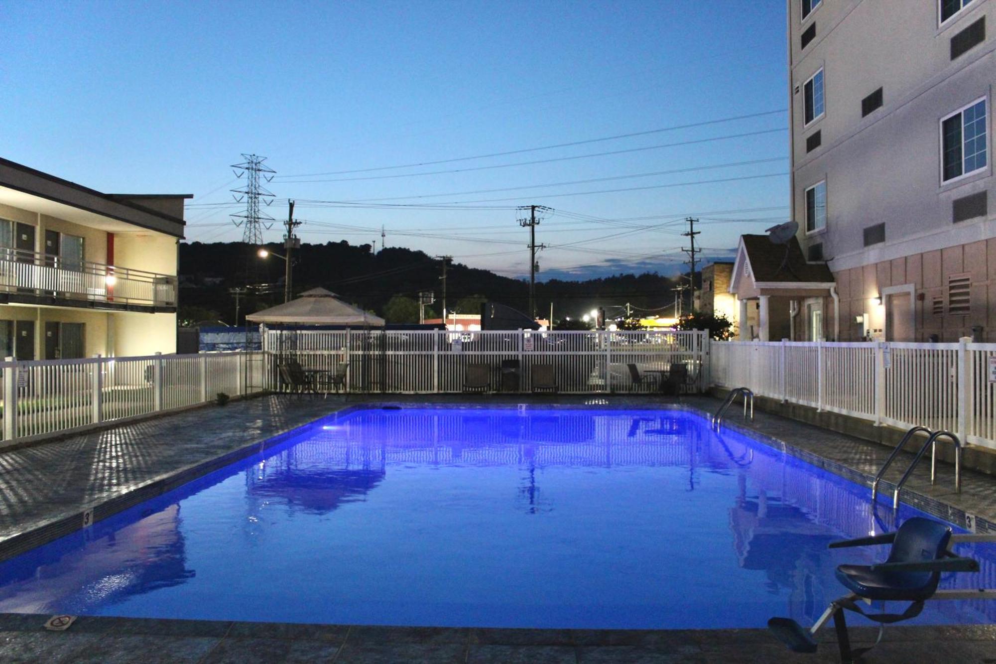 Motel Ramada By Wyndham Harrisonburg Esterno foto